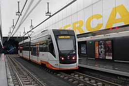 {Een tramtrein van lijn 1 in station Mercado