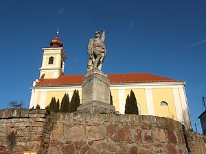 Hősi emlékmű és a templom