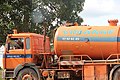 Camion brun-orange d'ébouage urbain, octobre 2017