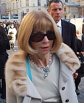 Anna Wintour con gafas de sol mientras camina por una calle en Alemania