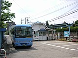 新保・大和田巡回バスあおぞらくん（旧車両）と駅舎