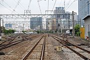 駅構内（2011年5月、踏切から撮影）