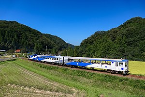 木次線を走行する「奥出雲おろち号」 （2022年10月 日登駅 - 下久野駅間）