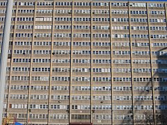 Façade d'une barre d'immeuble.