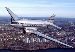 Un Douglas DC-3 con la livrea originaria "Testa di drago".