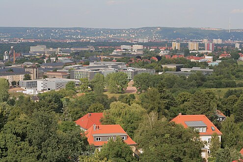 Blick vom Fichteturm am Hang des südlich gelegenen Stadtteils Plauen