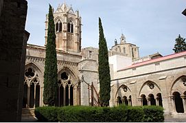 Claustro del monasterio de Vallbona (el ala este, románica, el ala norte, y la torre, góticas).