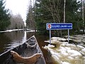 Flomtiden i Soomaa kalles gjerne «den femte årstid», og transporten ble tradisjonelt ivaretatt med en stokkebåt. Foto: Ruukel [4]