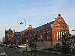 Parking et ancien bâtiment des postes.