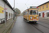 Motorwagen KS 470 rijdt als lestram door de Valby Langgade, de 'Hoofdstraat' van het museum.