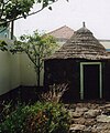 Casa tradicional reconstruida no museu.