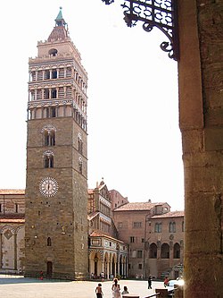 Turnul cu clopot din Piazza Duomo