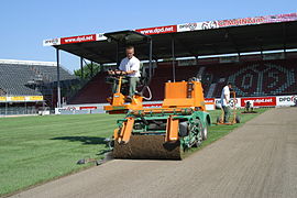 Maschinelle Verlegung von Rollrasen in einem Fußballstadion