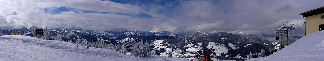 Zimowa panorama w Wagrain (z prawej stacja kolejki die rote 8er)