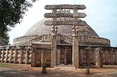 L-Istupa l-Kbira (l-Istupa Nru 1), li nbdiet fis-seklu 3 Q.K.