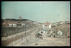 1910年代，江苏路龙口路路口与督署医院，右侧为督署医院办公楼，彩色照片