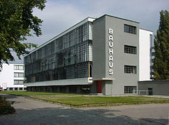 O prédio da Bauhaus em Dessau, Alemanha.