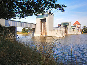 Blick über das Oberwasser zum Kraftwerk