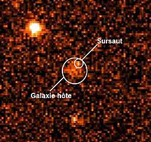 Image d'un point lumineux, la rémanence visible de GRB 970228, à proximité d'une source plus diffuse, la galaxie hôte supposée.