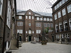 Hamburgmuseum.innenhof.wmt.JPG