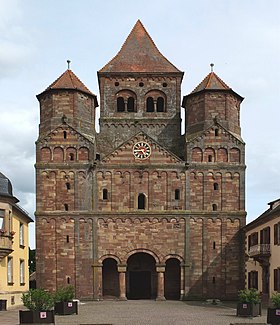 La façade romane occidentale de l'église abbatiale Saint-Étienne