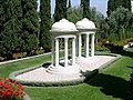 Makam Ásiyih Khánum (Navváb), istri pertama Bahá'u'lláh, dan putra bungsu mereka, Mirzá Mihdí, Baháʼu'lláh's youngest son