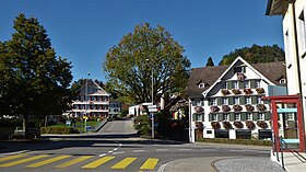 Dorfplatz Mosnang mit Lindenbaum, Restaurant «Bären» und alter «Krone» (von links nach rechts)