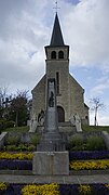 Le monument aux morts devant l'église.