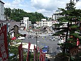 光泉寺の境内から湯畑を見下ろす。