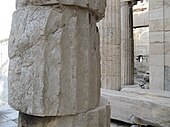 Les fûts des colonnes doriques sur l'acropole d'Athènes sont constituées de plusieurs tambours de marbre empilés.