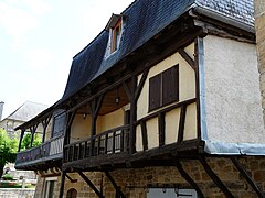 Balcons dans le bourg d'Azerat.