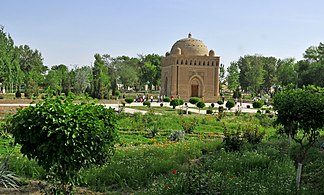 L'edifici enmig dels jardins que l'envolten