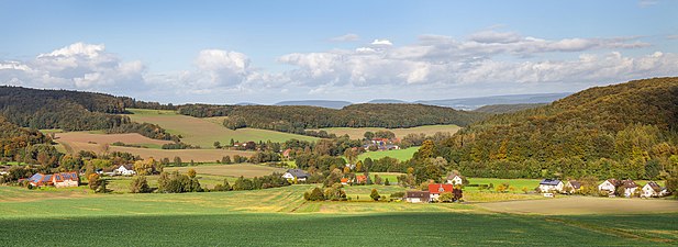 Voor de streek typerend landschap met het dorpje Göstrup