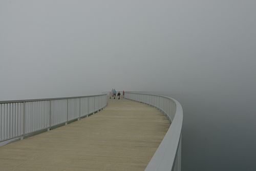 Wanderer auf der Staudammkrone des Lünersees