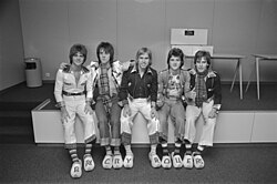 Bay City Rollers Schipholissa 1976. Vasemmalta Faulkner, Wood, D. Longmuir, McKeown, A. Longmuir.