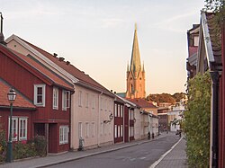 Casas tradicionais com a catedral de Linköping ao fundo