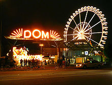 Entrée de l'Hamburger Dom en pleine nuit en 2008.