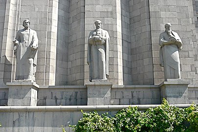 Photo des statues présentes au niveau de l'entrée de l'ancien bâtiment.