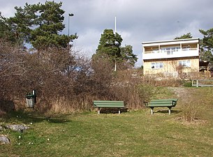 Med Edvard Perssons villa i bakgrunden