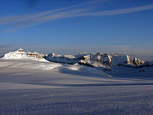 Blick vom Columbia-Eisfeld nach Süden, links der Mount Castleguard