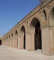 La grande cour intérieure est ornée de voûtes donnant sur le couloir de la mosquée