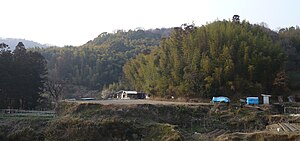 芥川山城のあった三好山（奥）を南東から