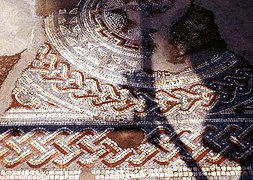 Una pequeña parte de un mosaico romano establecido en el año 325 en Woodchester, Gloucestershire, Inglaterra