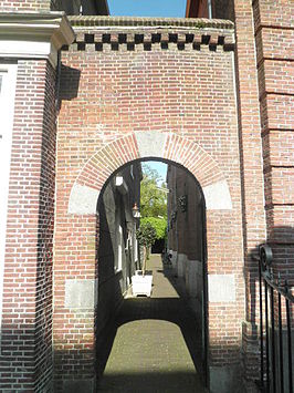 De Tempelsteeg, gezien vanaf de Ramen. Rechts de Lutherse kerk