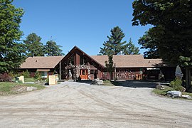 Pavillon de l'accueil au Parc Oméga.