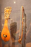 Lira de Creta i arc amb picarols, al Museu d'instruments tradicionals grecs, d'Atenes