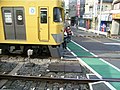 東側踏切の、停車中上り8両編成（西側踏切もほぼ同じ）