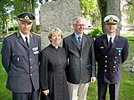 Generalmajor Sandqvist tillsammans med prosten Ursula Gidenstam, kommunalrådet Göran Lindell och örlogskapten Johan Svensson vid Hvetlanda skvadron, Smålands Husarers minnessten 2005.