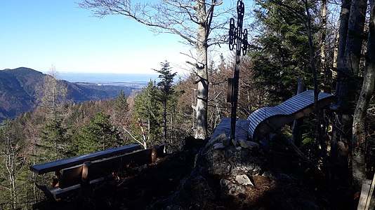 Der Gipfel des Zeller Bergs mit Gipfelkreuz. Blick nach Nordwesten in Richtung Chiemsee.