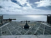 Praça do Comércio, il cuore della Baixa pombalina, con il monumento a Giuseppe I del Portogallo e il Cais das Colunas sul Tago